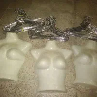 چوب لباسی و مانکن نیم تنه