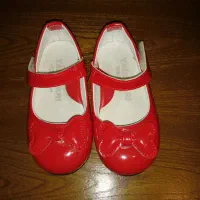 تعدادی کفش دخترانه