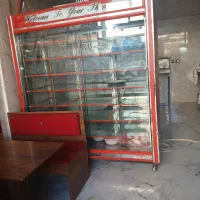 یخچال و وسایل فست فود ،میز و صندلی