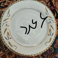 تعدادی بشقاب و دو عدد دیس همه با هم ۷۰۰۰۰۰