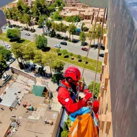 شرکت کار در ارتفاع با طناب شستشو نما پیچ رولپلاک|خدمات پیشه و مهارت|کرمان, |دیوار