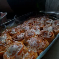 رول دارچینی همراه با سس پنیری