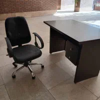 صندلی چرخ دار اداری و میز اداری تحریر