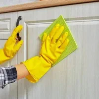خانم برای انجام کارهای منزل