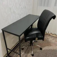 یک عدد صندلی چرخ دار و یک عدد میز کار