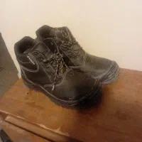 یک جفت کفش ایمنی