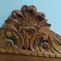 تخت خواب دو نفره و قاب عکس و تابلو