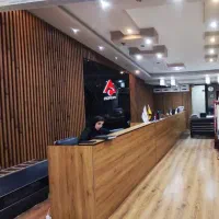 نیروی فروش خانم در زمینه تجهیزات ساختمان