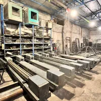 شاگرد جوان مسلط به جوشکاری و سنگ زنی