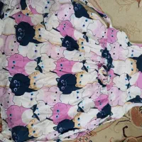 یک گونی پر لباس بچگانه