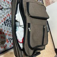 چمدان با تعدادی لباس