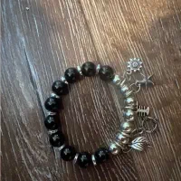 دستبند خارجی شیک کشی مشکی با آویز نقره ای