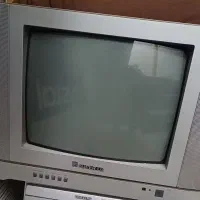 یک دستگاه تلویزیون قدیمی به شرت روشن شدن