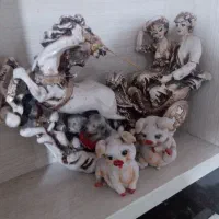 مجسمه پلی استر کالسکه ودوتا خوک وسگ