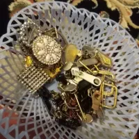 مقداری لوازم خیاطی ولوازم شخصی و