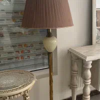 آباژور ایستاده