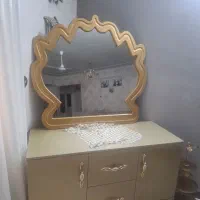 آیینه وکنسول طلایی رنگ دارای ۲کشو بزرگ ودوکمد