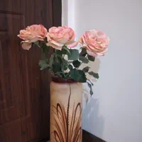 گل صورتی با گلدان سفالی میباشد.|گل مصنوعی|تهران, شهر زیبا|دیوار