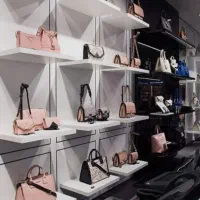 به یک فروشنده خانم نیازمندی در کیف فروشی