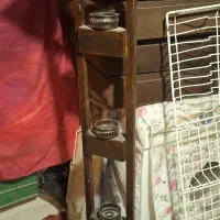 تعدادی قفسه و آویز ومتن اگهی