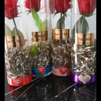 گلدان استوانه ای با گل رز خارجی