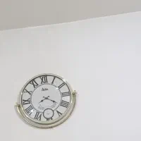 ساعت پایه دار طوسی طلایی تابلو با یه آیینه کنار ش