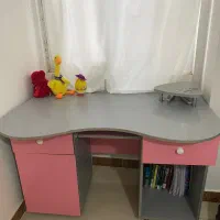 میز مطالعه و کامپیوتر