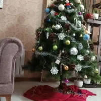 درخت کریسمس بلند با تمامی متعلقات