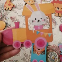 تعدادی اسباب بازی و ریسه اتاق کودک|اسباببازی بچه|پرند, فاز ۶|دیوار