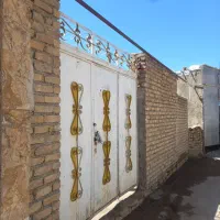 زمین به مساحت ۲۱۰ مت . عرض ۱۲ متر میباشد .