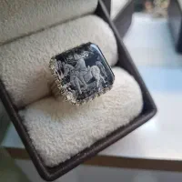 در نجف پاک|جواهرات|ری, سرتخت|دیوار