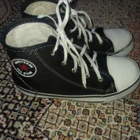 چندجفت کفش کتونی وکیف درحدنو