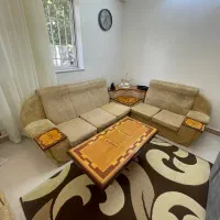 مبل ال همراه با میز کنج و میز جلو مبلی سالم