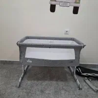 تخت و گهواره کنار مادر