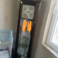 ساعت و میز عسلی