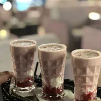 استخدام نیروی خدمات و قلیون زن