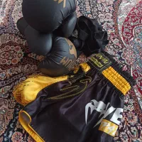 یک دست بانداش ودستکش همراه با یک‌شورت اصلی مویتا