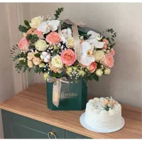 گل و کیک هدیه روز زن برای خانم ها