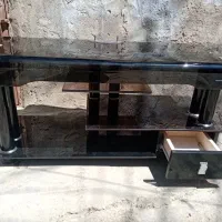 زیر تلویزیونی سالم شیشه ای بدون هیچ ضربه ای