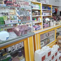 فروشنده در فروشگاه آرایشی کارفرما خانم میباشد