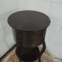 یک میز تلفن ویک اتاری شارژی