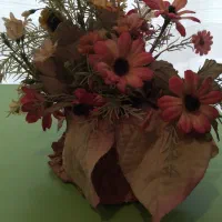 یک عدد گلدان با گل مصنوعی