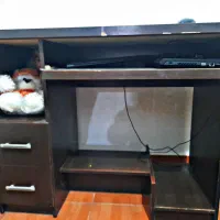 میز تحریر و کامپیوتر