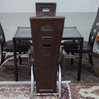 میز و صندلی چهار نفره شاسی صندلیها استیل میباشد