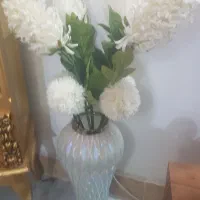 گلدان کنار سالنی به همراه گلهای زیبا