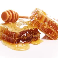 عسل طبیعی با طعم بی‌نظیر گل‌های کوهستان بدون شکر