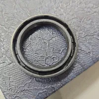 کارگر در کارگاه لاستیک سازی