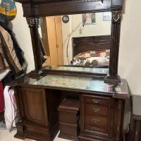 تخت دو نفره و میز آرایش و دو عدد پاتختی وتشک