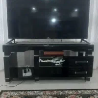 میز تلویزیون شیشه ای در حد نو