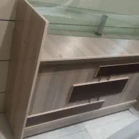 میز جلو مغازه .ویترین